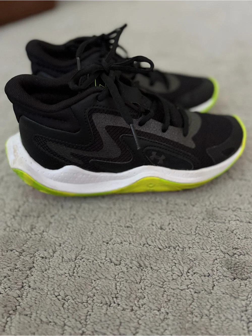Under Armour basketball sneakers size 3.5 youth